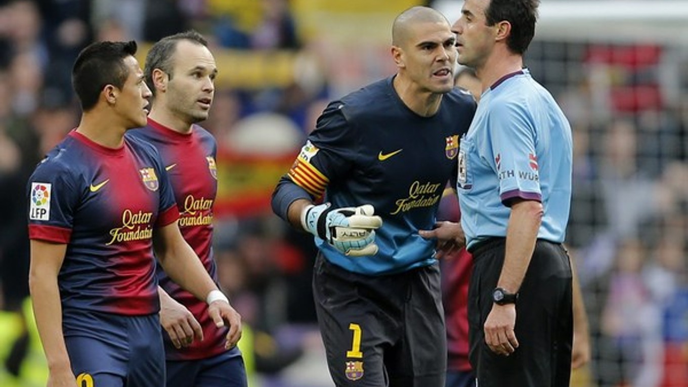 Victor Valdes (druhý sprava) verbálne útočí na hlavného arbitra Miguela Angela Pereza Lasu po záverečnom hvizde marcového ligového šlágra španielskej ligy proti Realu.