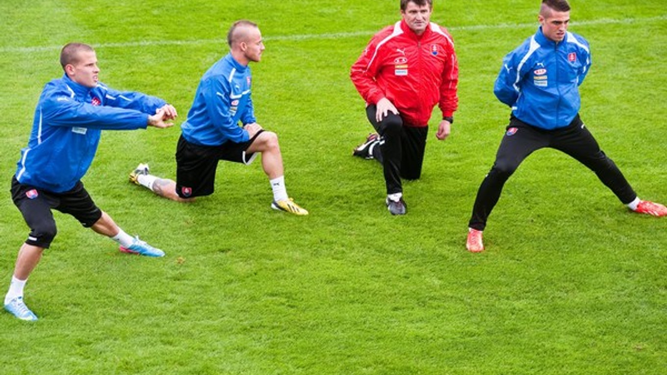 Róbert Mak, tréner slovenskej futbalovej reprezentácie Michal Hipp, Miroslav Stoch a Richard Lásik (sprava) počas tréningu.
