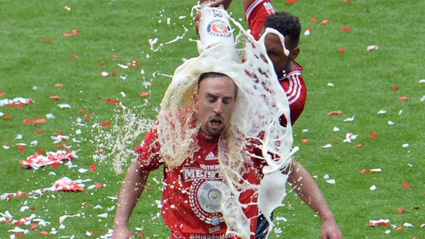 Francúzsky hráč Bayernu Mníchov Franck Ribéry je obliaty pivom počas oslavy titulu v Bundeslige 2012/2013 po zápase 34. kola.