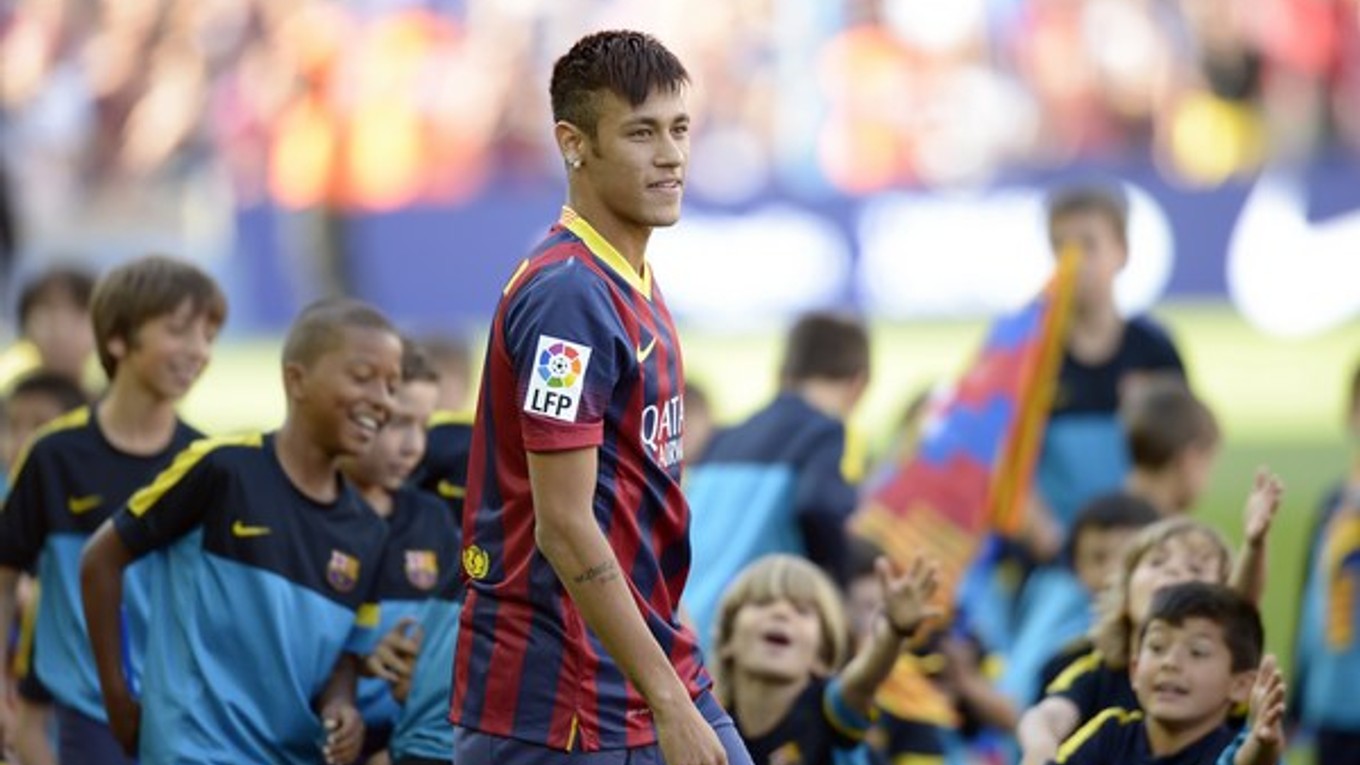 Nová posila katalánskeho veľkoklubu FC Barcelona Brazílčan Neymar pózuje počas oficiálneho predstavenia na štadióne Nou Camp v Barcelone.