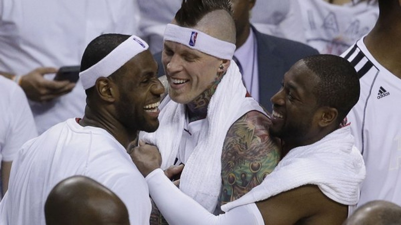 Hráči Miami Heat LeBron James (vľavo) a Dwayne Wade sa radujú po víťazstve vo finále Východnej konferencie proti Indiana Pacers.