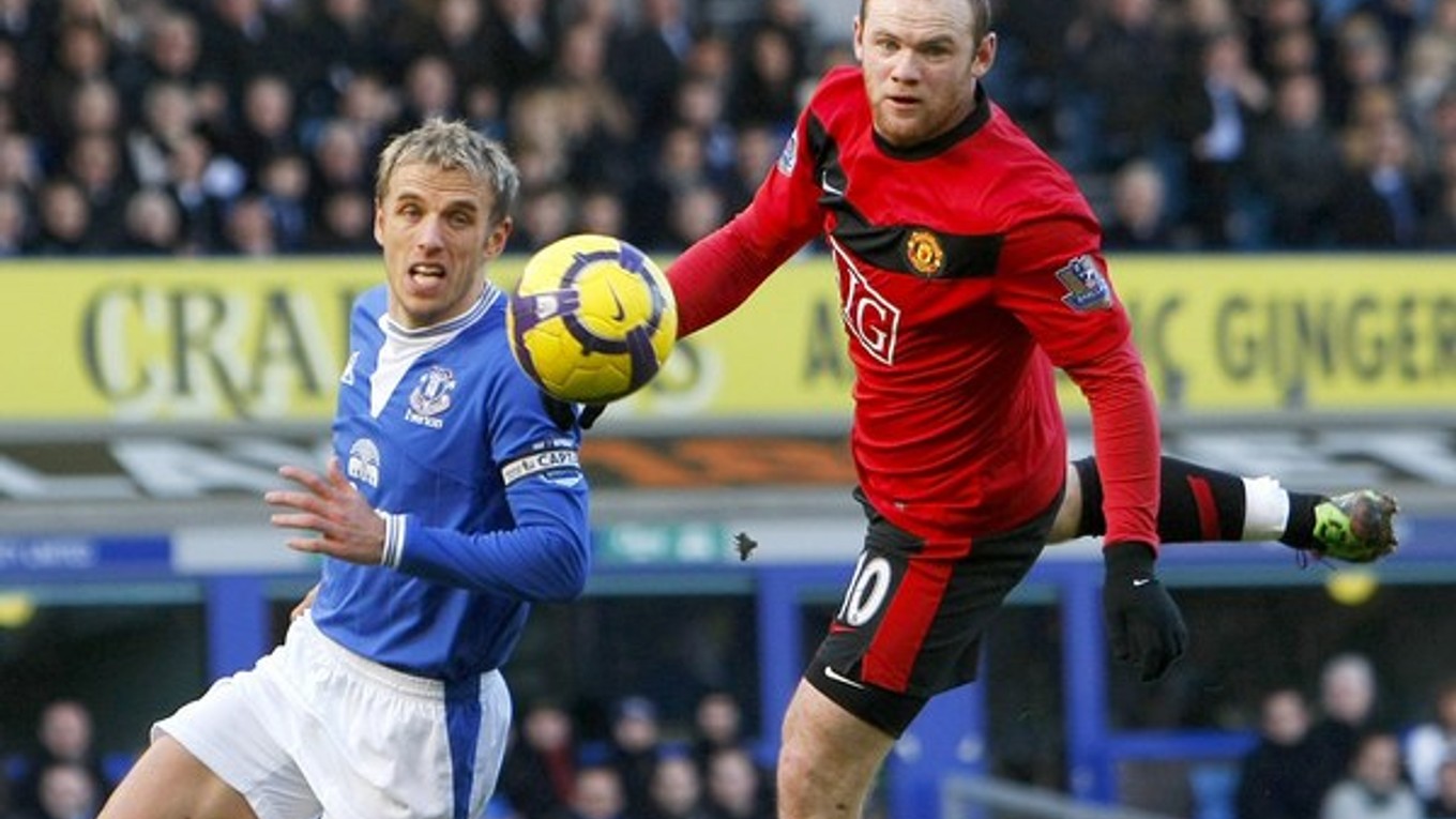 Phil Neville (vľavo) v súboji s Waynom Rooneym.
