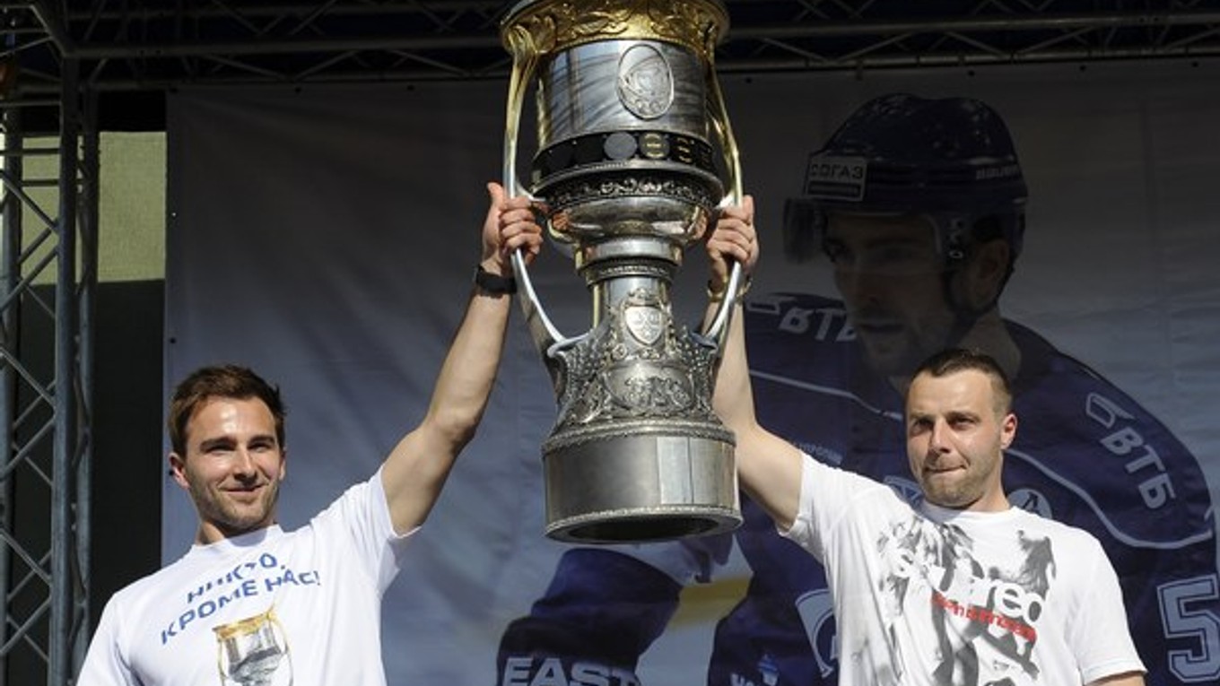 Vlani priniesli do Trenčína Gagarinov pohár Graňák a Starosta.