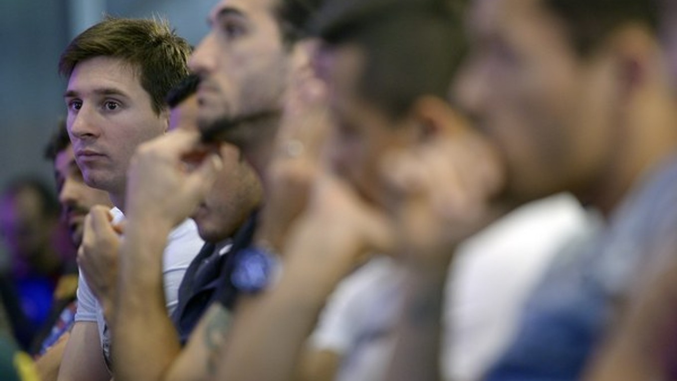 Lionel Messi (vľavo).