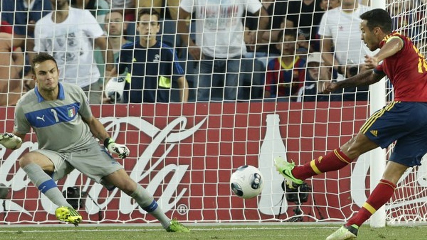 Španielsky stredopoliar a hráč FC Barcelona Thiago Alcántara strieľa svoj druhý gól do brány talianskeho gólmana Francesca Bardiho.