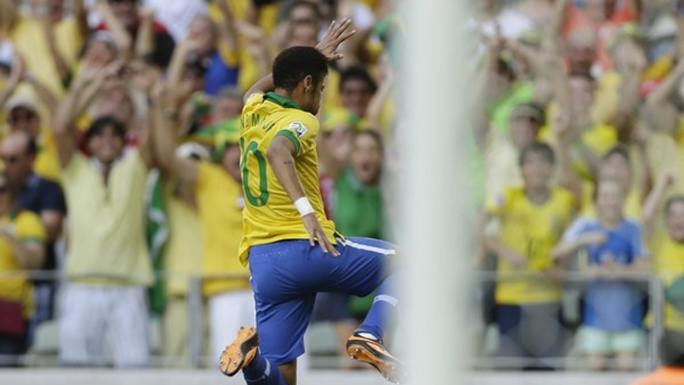 Brazílsky futbalista Neymar sa teší po strelení otvárajúceho gólu proti Mexiku.