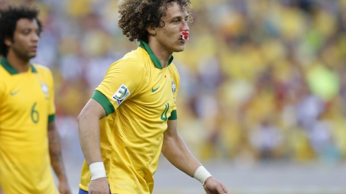 Brazílsky futbalista David Luiz krváca z nosa v zápase A-skupiny Pohára konfederácií Brazília - Mexiko.