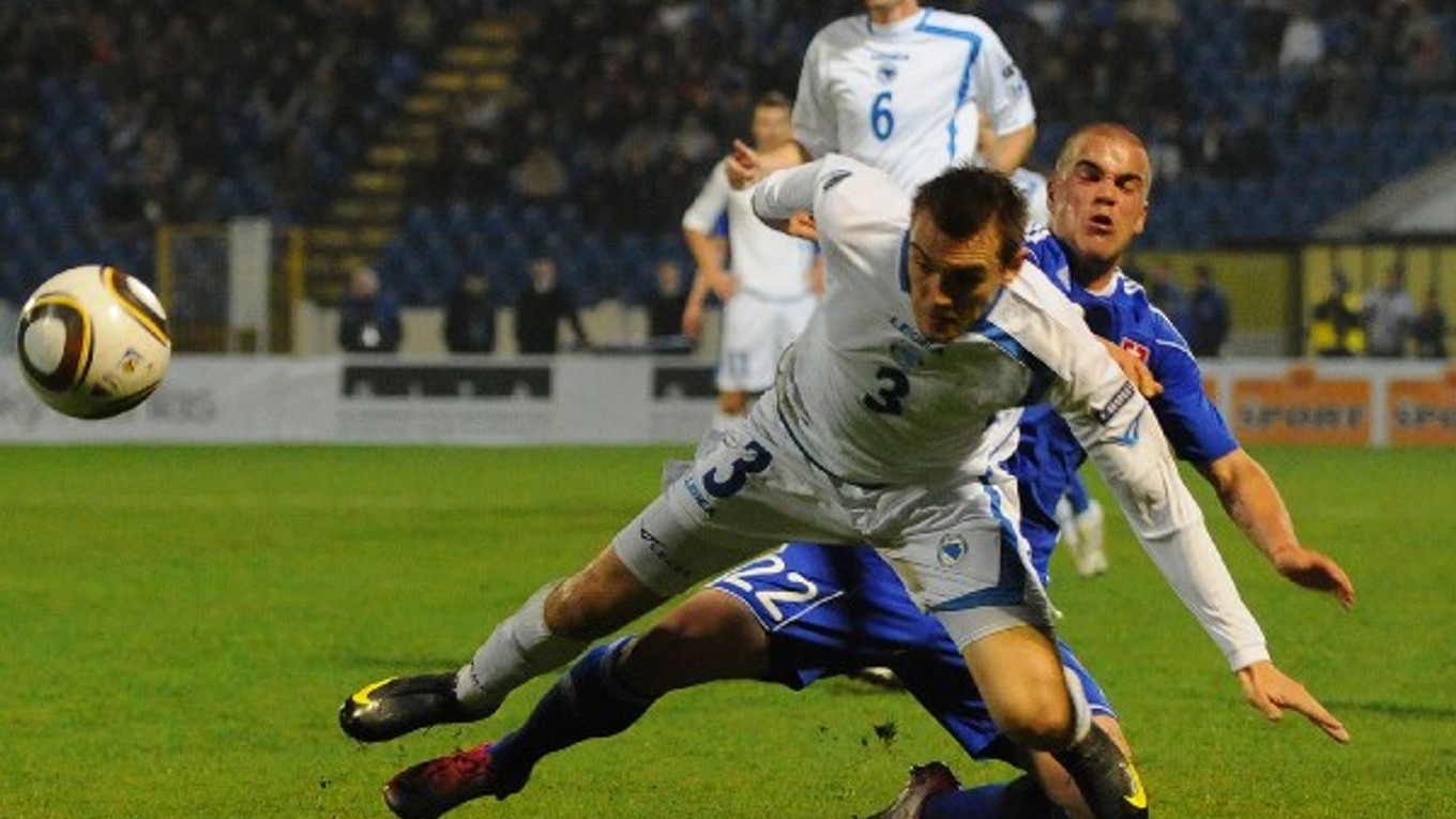 Filip Šebo a Boris Pandža (Bosna a Hercegovina) počas prípravného zápasu medzi Slovenskom a Bosnou a Hercegovinou v novembri 2010 v Bratislave. Prehrali sme 2:3.