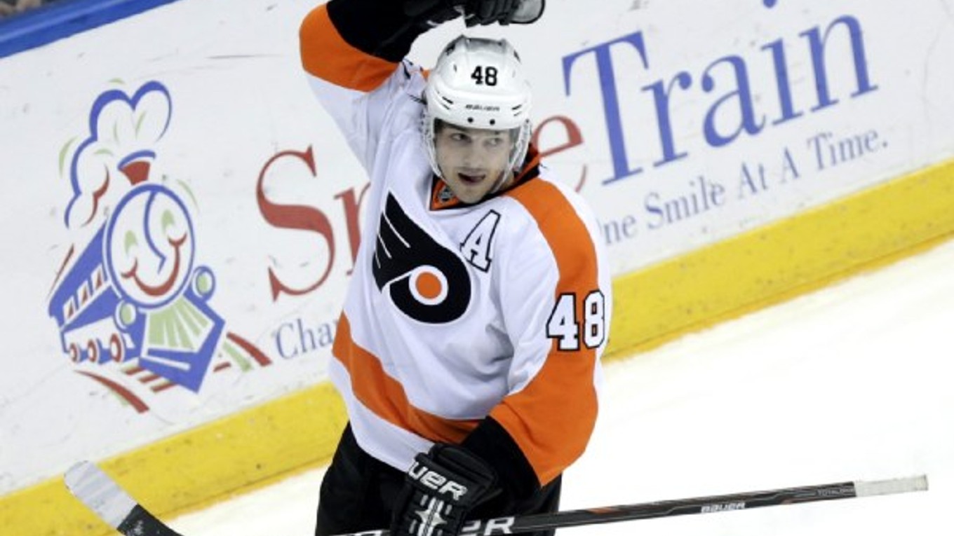Hráč Philadelphie Flyers Danny Briere sa raduje z gólu počas zápasu zámorskej NHL proti New Yorku Islanders.