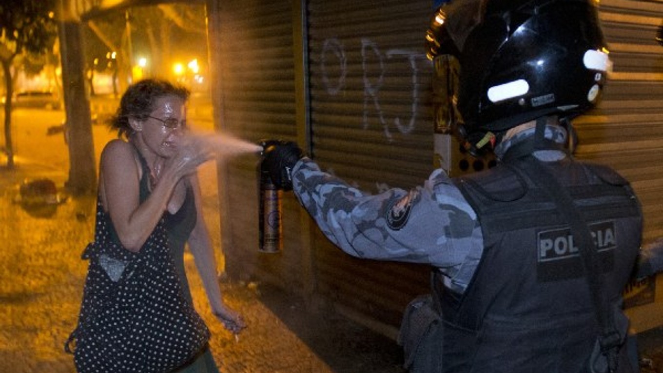 Podľa odhadov sa do demonštrácií vo štvrtok zapojilo viac ako milión ľudí v asi stovke miest. K nepokojom v Brazílii dochádza v čase, keď sa krajina pripravuje na niekoľko významných podujatí. V júli do krajiny zavíta pápež František, Brazília sa pripravu