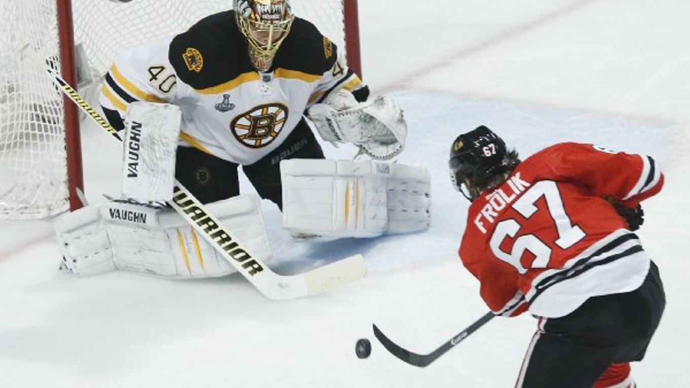 Michael Frolík strieľa na Fína Ruska v piatom zápase finále NHL, ktorý jeho Chicago vyhralo 3:1.