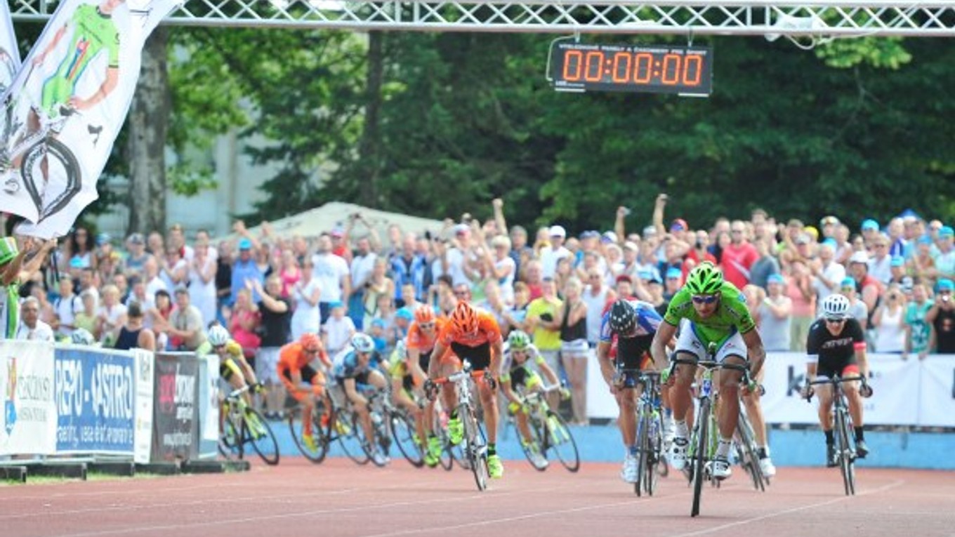 Peter Sagan (vpravo) v záverečnom špurte na štadióne v Dubnici nad Váhom, kam prišli tisícky fanúšikov.