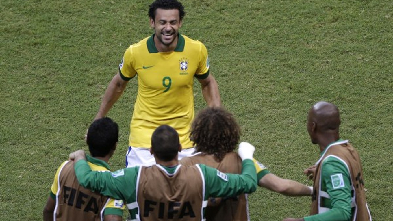 Brazílčan Fred oslavuje 4. gól Brazílie proti Talianom, ktorý strelil on.