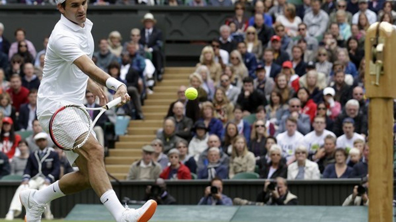 Roger Federer v prvom kole proti Rumunovi Hanescovi hral s oranžovými podrážkami.