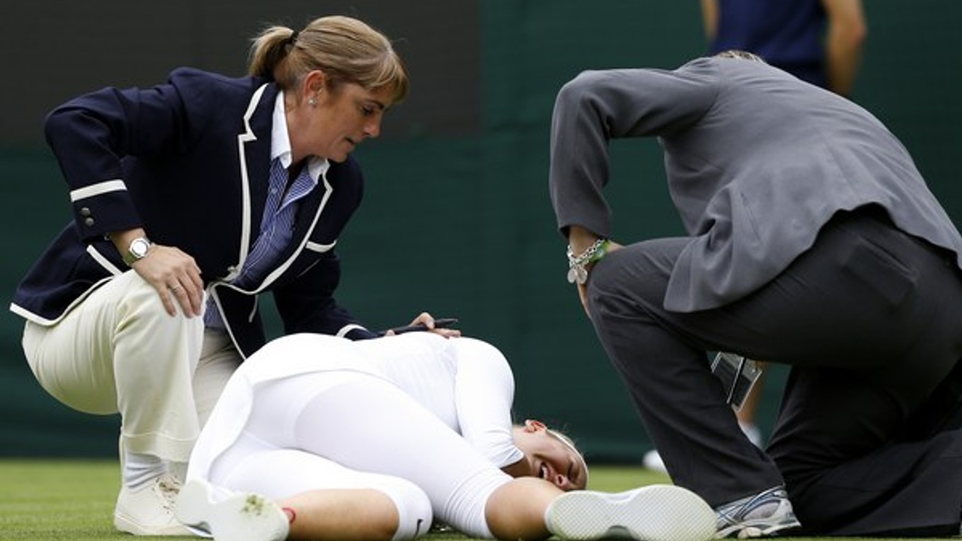 Viktoria Azarenková po páde v zápase s Portugalčankou Mariou Joao Koehlerovou v 1. kole dvojhry.