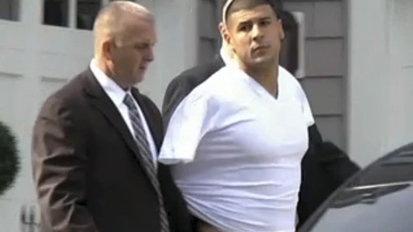 Aaron Hernandez na ceste na políciu.