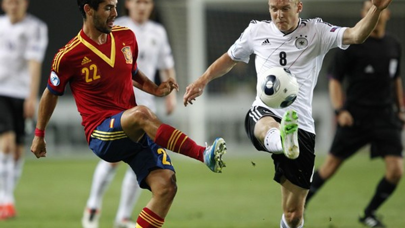 Isco (vľavo) a Nemec Sebastian Rode.
