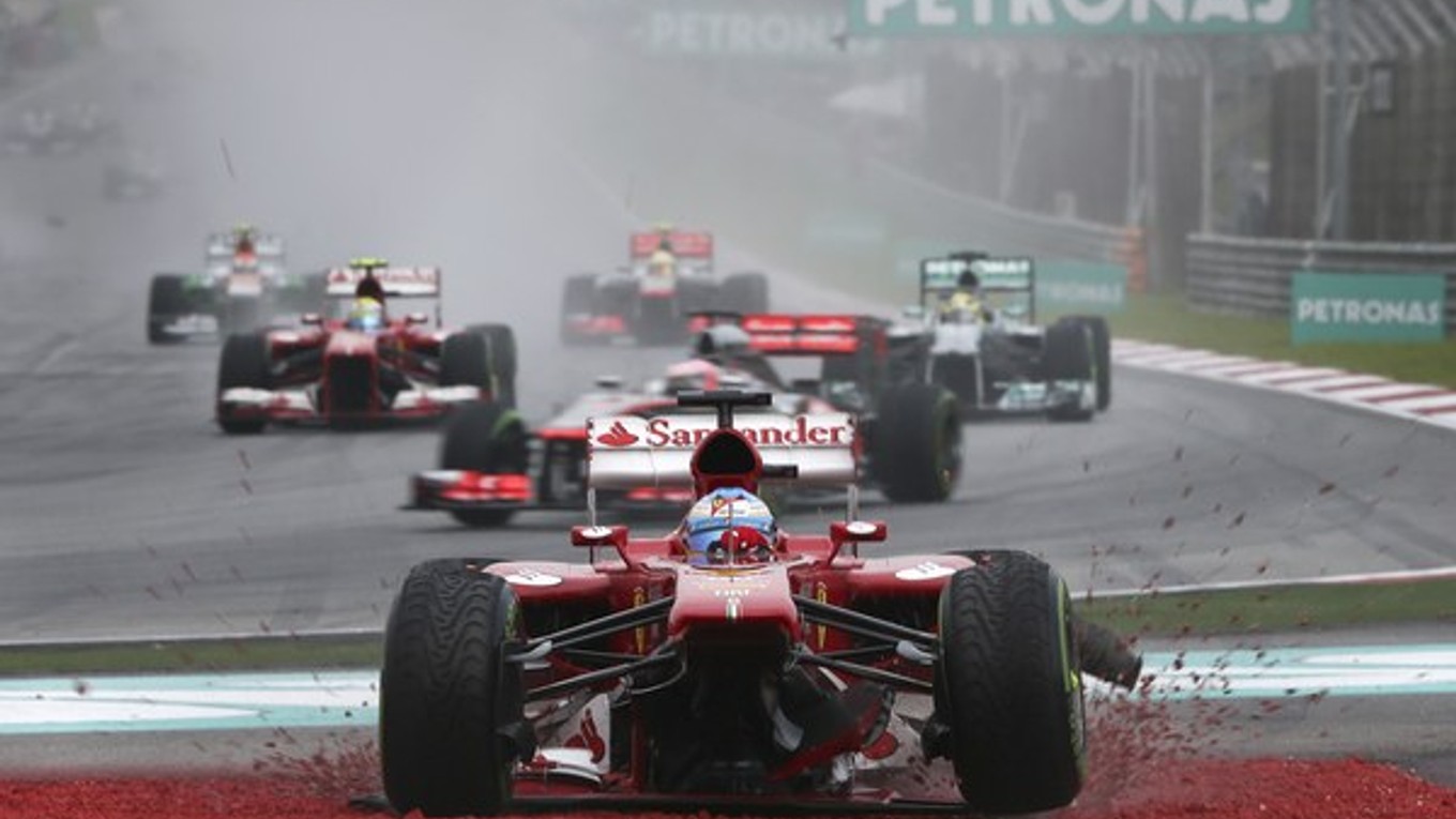 Alonso končí po tom, ako mu poškodené predné krídlo poškodilo a zablokovalo prednú nápravu.
