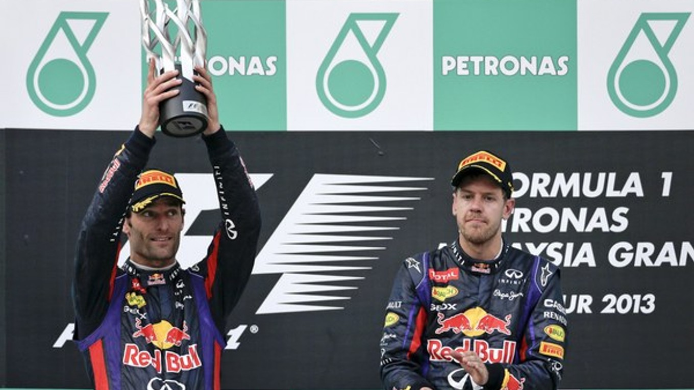 Mark Webber (vľavo) a Sebastian Vettel