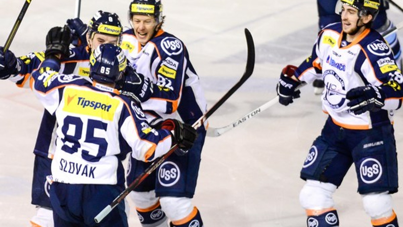 Radosť hráčov Košíc po vyrovnávajúcom góle v prvej tretine vo štvrtom zápase semifinále play-off v Nitre.