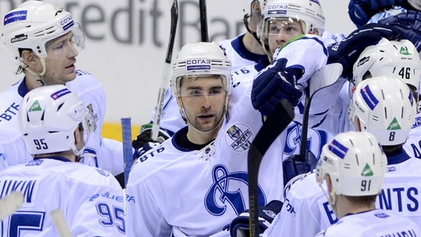 Dominika Graňáka (v strede) vyhlásili za najlepšieho obrancu KHL za mesiac marec.