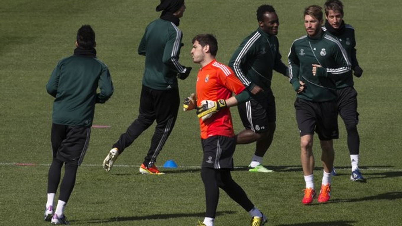 Iker Casillas (v strede) na tréningu Realu.