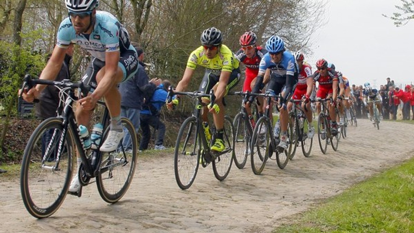 Cyklisti pôjdu po dlažobných kockách počas 9. etapy na Tour de France 2018.