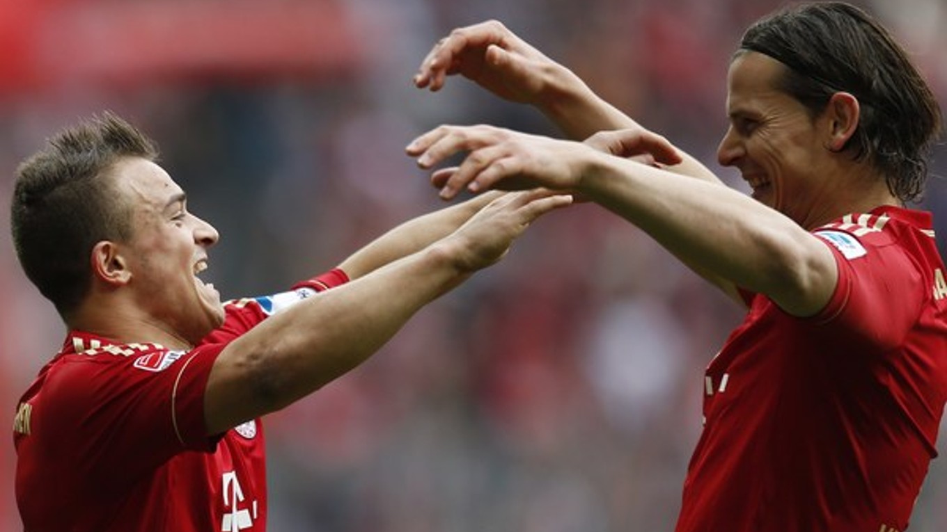 Hráči Bayernu Xherdan Shaqiri (vľavo) a Daniel Van Buyten.
