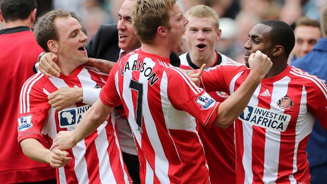 Hráči Sunderlandu oslavujú víťazstvo nad Newcastlom.