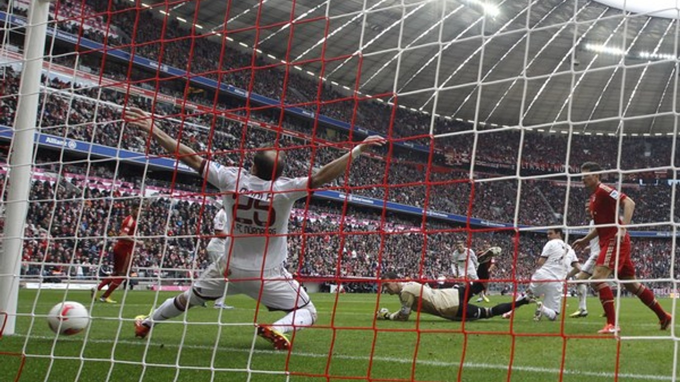 Švajčiar Xherdan Shaqiri z Bayernu, ktorého nevidno, strieľa gól Norimbergu.