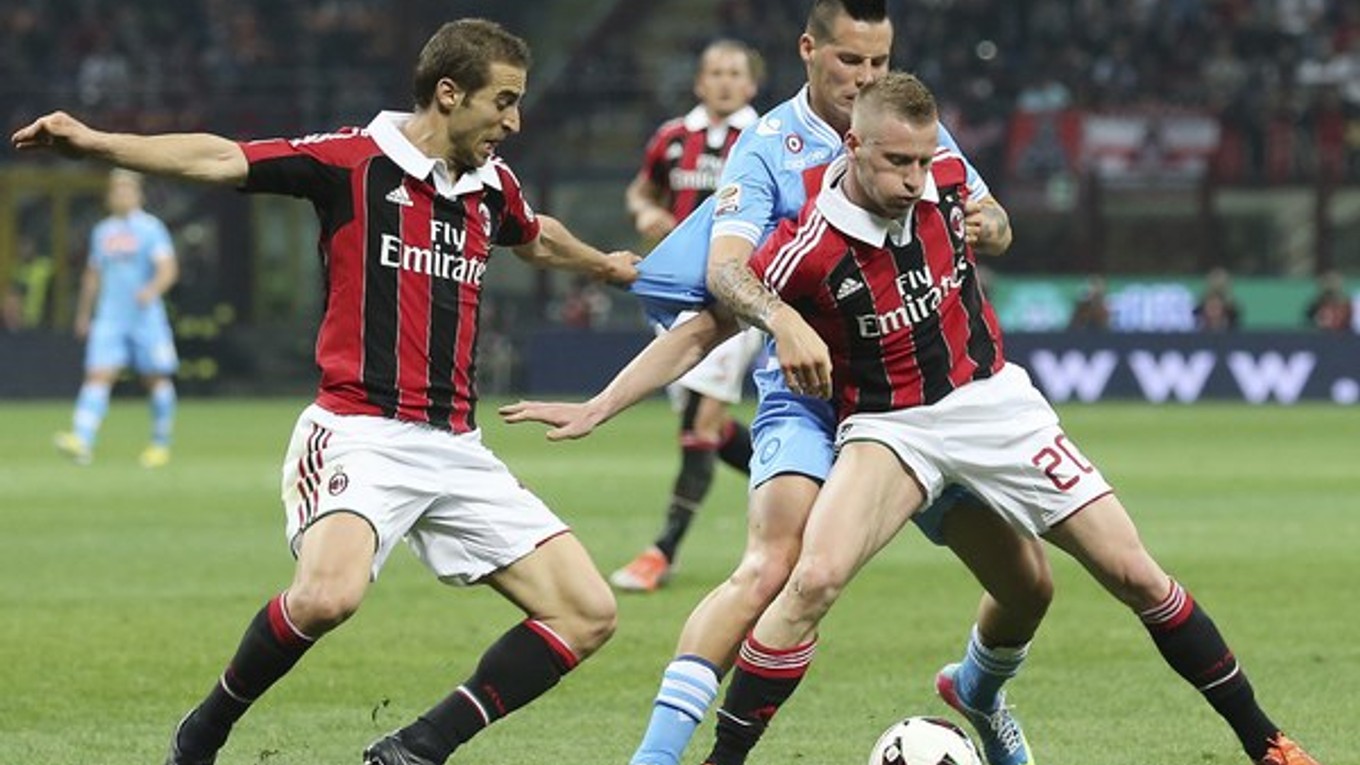 Slovenský hráč Neapolu Marek Hamšík (v strede) v súboji s Mathieuom Flaminim (vľavo) a Ignaziom Abateom z AC Miláno.