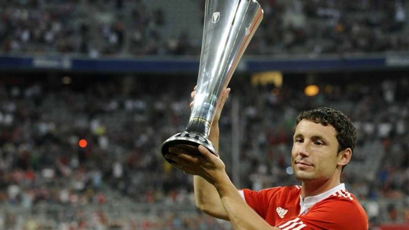 Mark van Bommel oslavuje v drese Bayernu majstrovský titul.