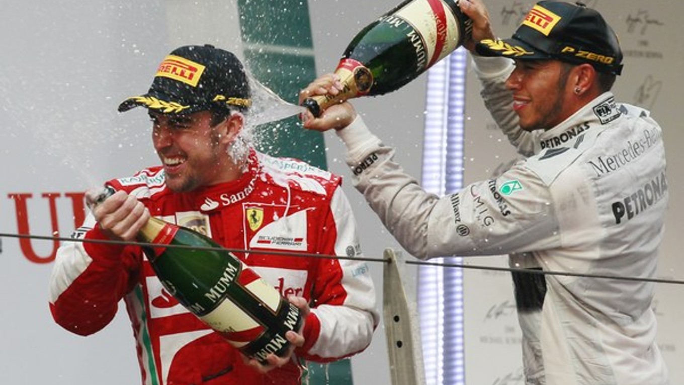 Fernando Alonso (vľavo) a Lewis Hamilton