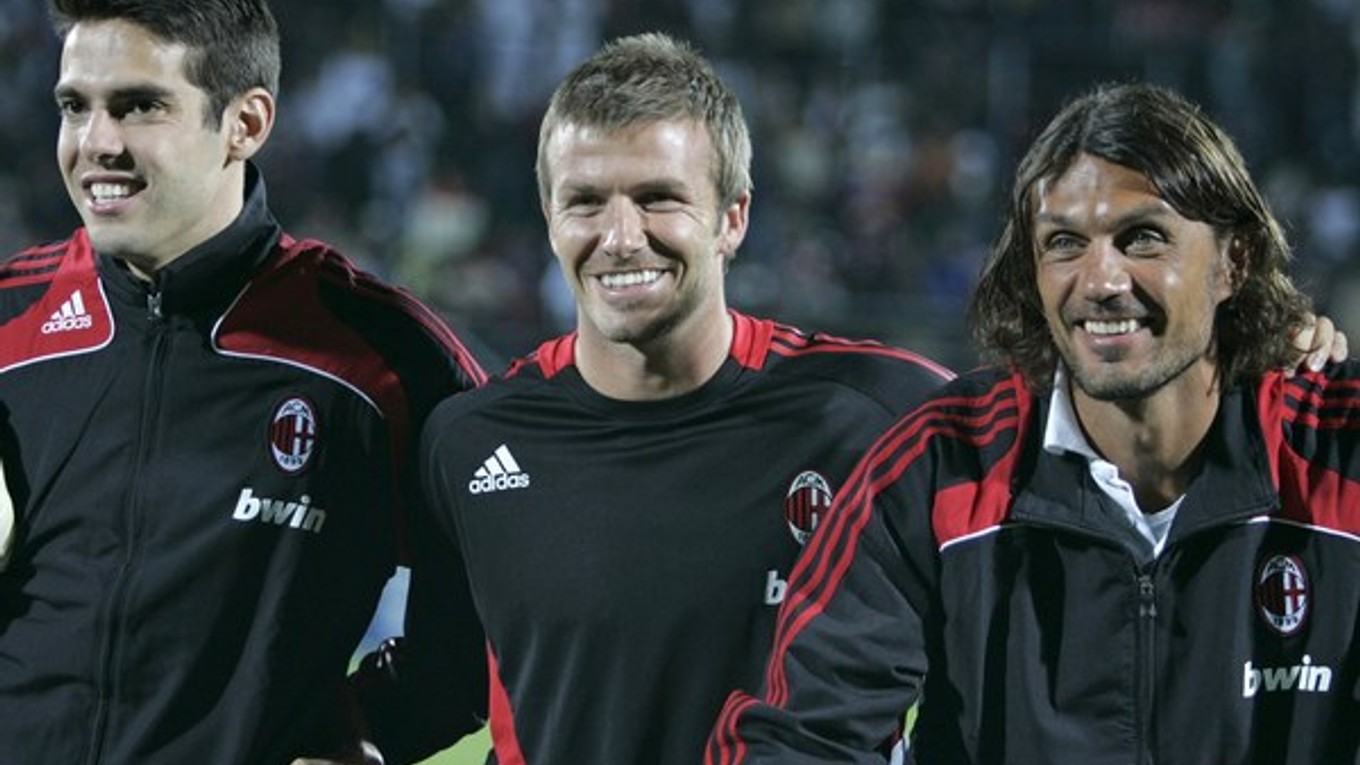 Kaká, David Beckham a Paolo Maldini (zľava) v roku 2009, keď boli hviezdami milánskeho AC.