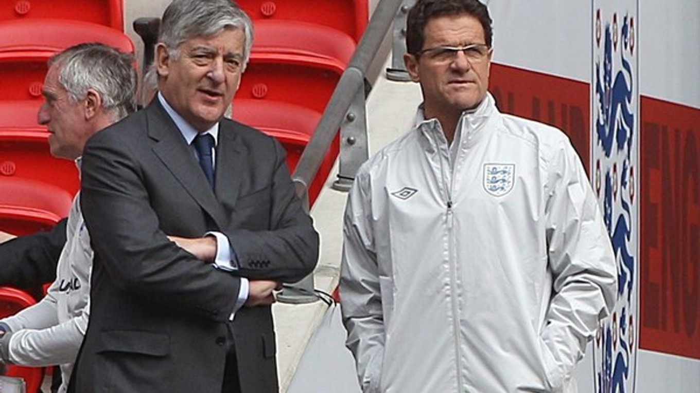 Na archívnej snímke z marca 2011 prezident Anglickej futbalovej asociácie David Bernstein (vľavo) a tréner anglickej futbalovej reprezentácie Talian Fabio Capello.