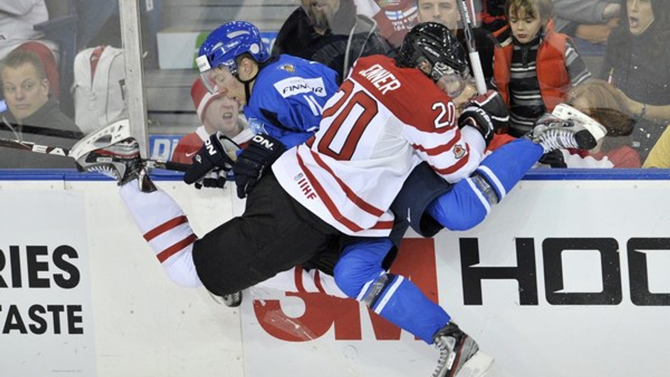 Hokejista Kanady Boone Jenner a Fín Markus Granlund v súboji počas zápasu B- skupiny na majstrovstvách sveta hokejistov do 20 rokov v kanadskom Edmontone v decembri 2011.