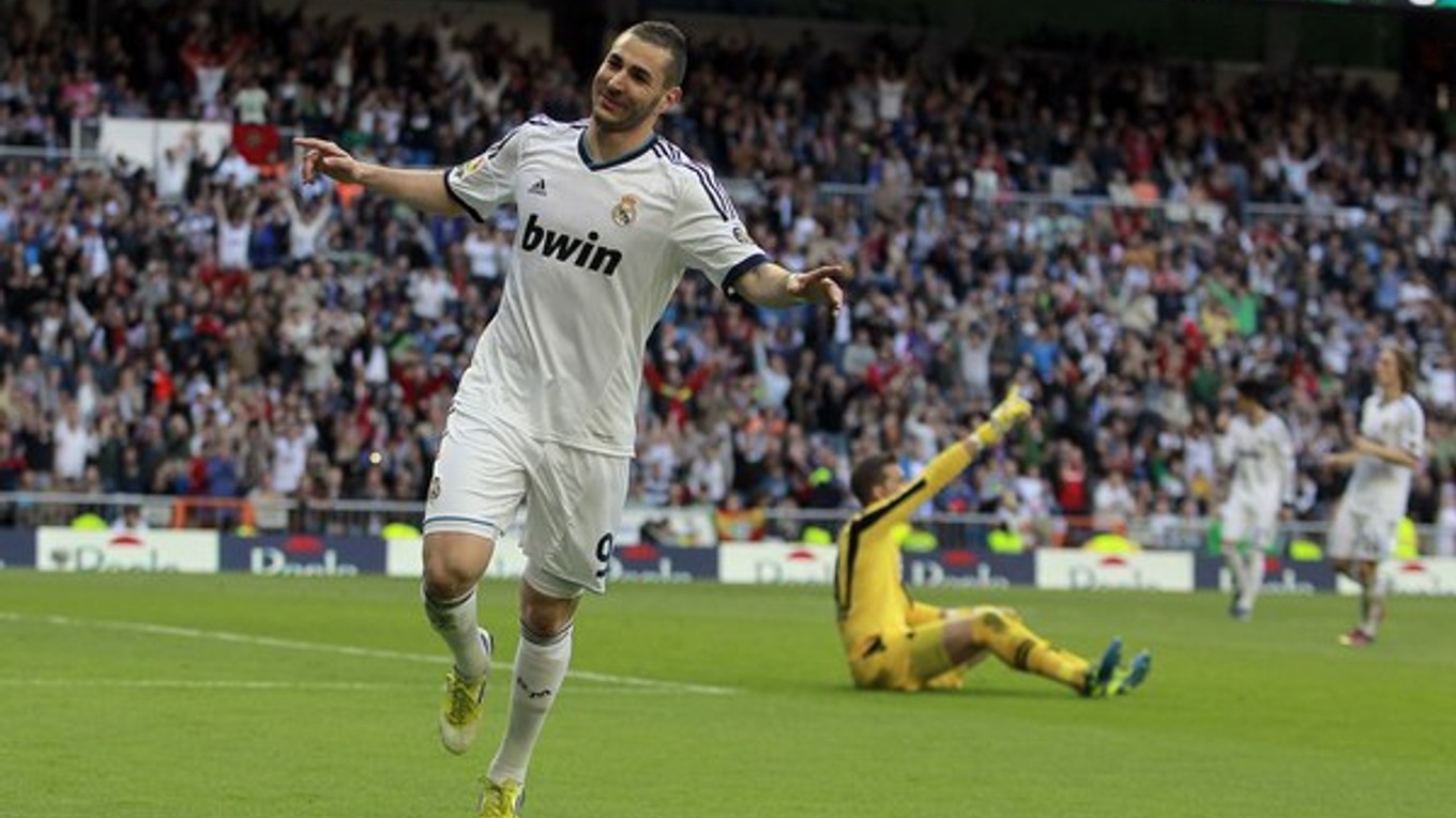 Futbalista Realu Madrid Karim Benzema sa teší po strelení gólu v zápase 32. kola Primera Division Real Madrid - Betis Sevilla.