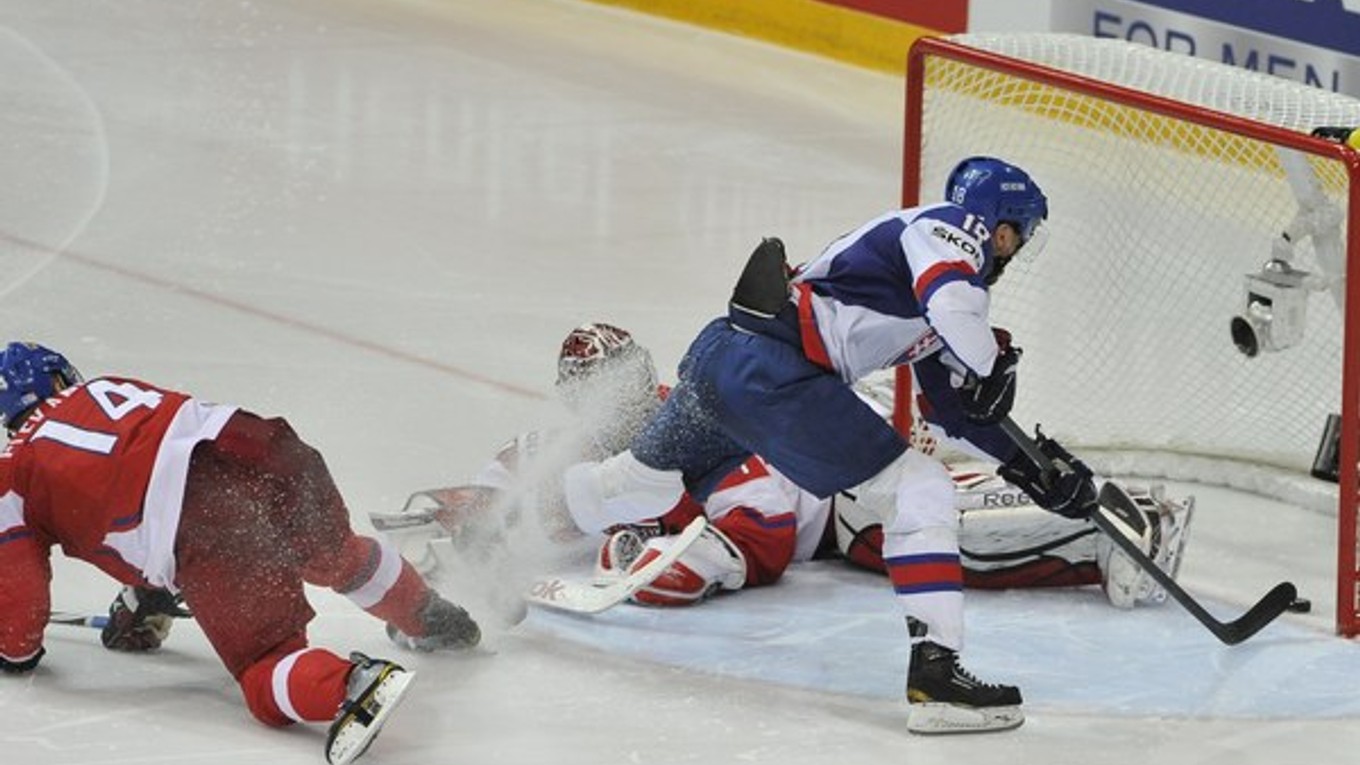 Semifinále majstrovstiev sveta 2012. Miroslav Šatan strieľa druhý gól českému brankárovi Jakubovi Kovářovi.