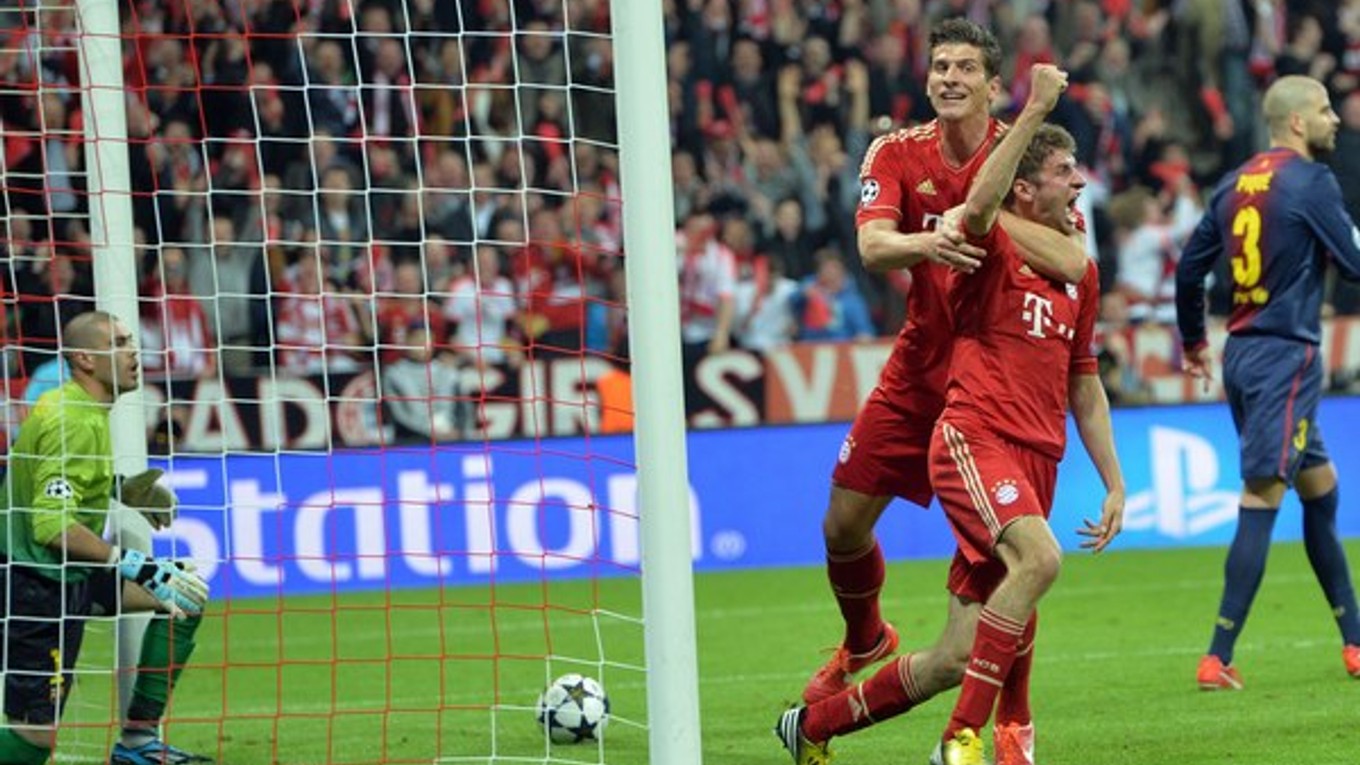 Hráč Bayernu Mníchov Thomas Müller (druhý sprava) oslavuje so svojím spoluhráčom Mariom Gomezom prvý gól do bránky Barcelony.