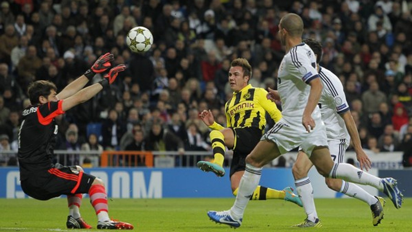 Mario Gotze strieľa proti Realu v Madride v základnej skupine Ligy majstrov v novembri 2012.