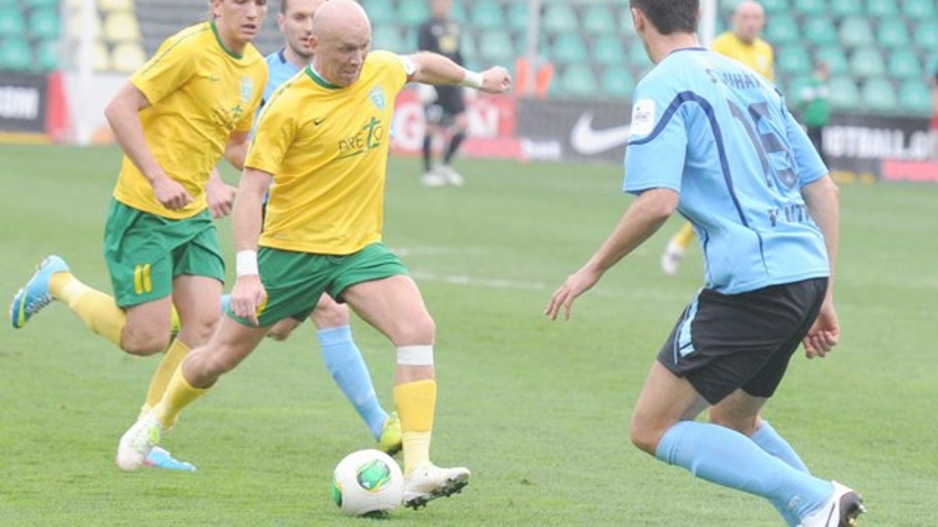 Na  snímke kapitán domácich Miroslav Barčík (s loptou), za ním spoluhráč David Guba proti hráčovi hostí Petrovi Struhárovi.
