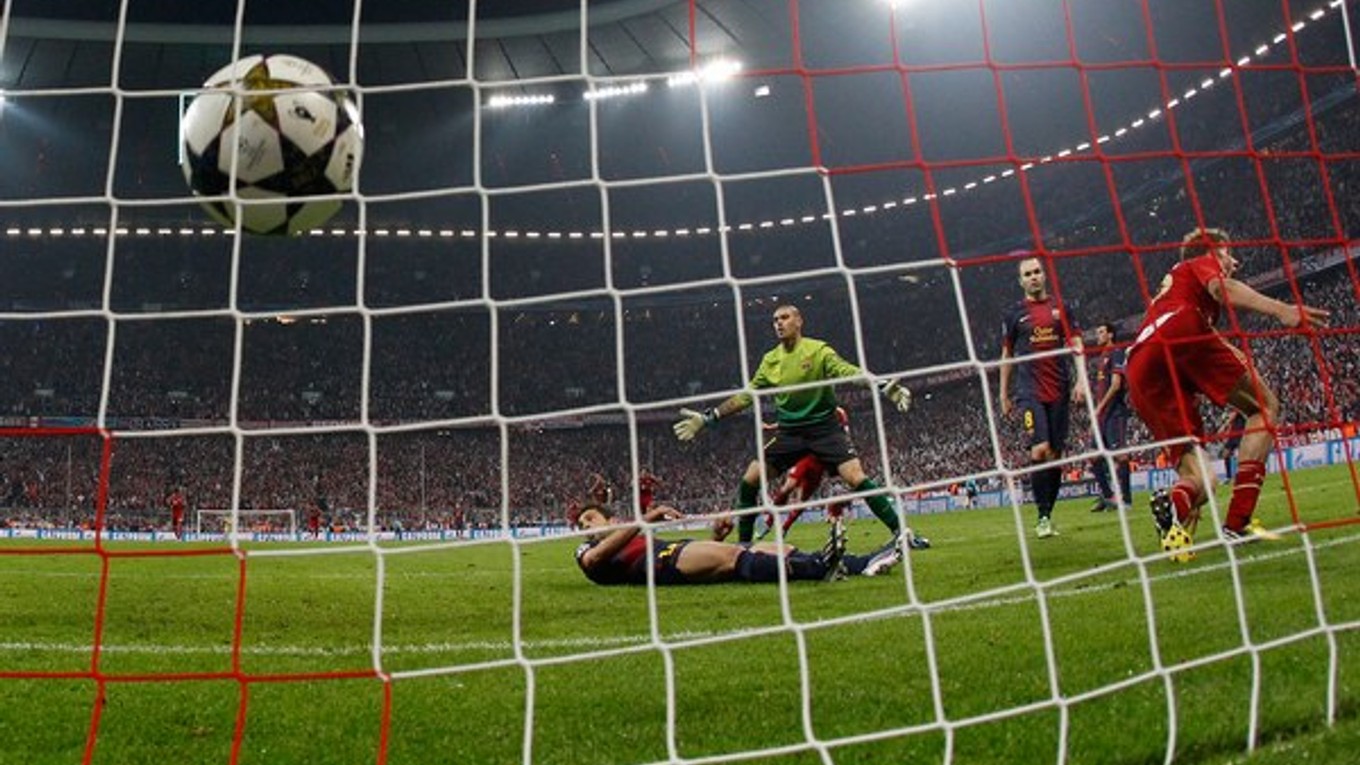 Štvrtý gól Thomasa Müllera (vpravo)do siete Barcelony.