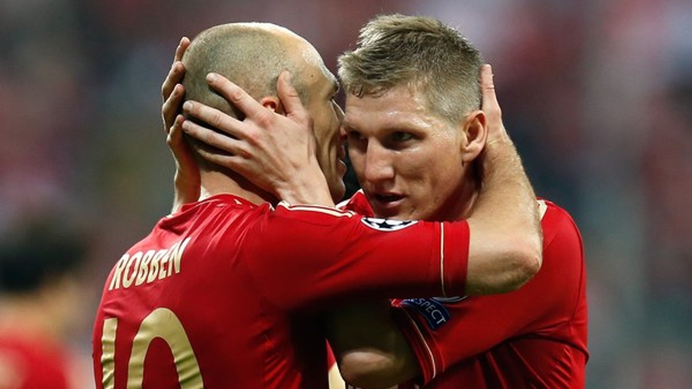 Arjen Roben a Bastian Schweinsteiger po treťom góle v sieti Barcelony.