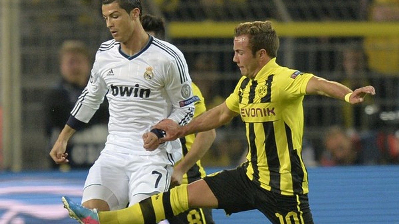 Mario Götze v súboji s Cristianom Ronaldom