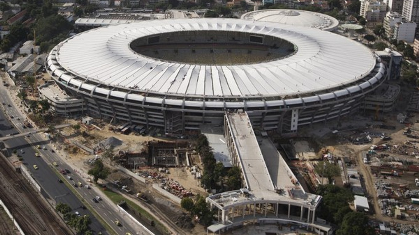 Letecký pohľad na novú strechu štadióna Maracana.