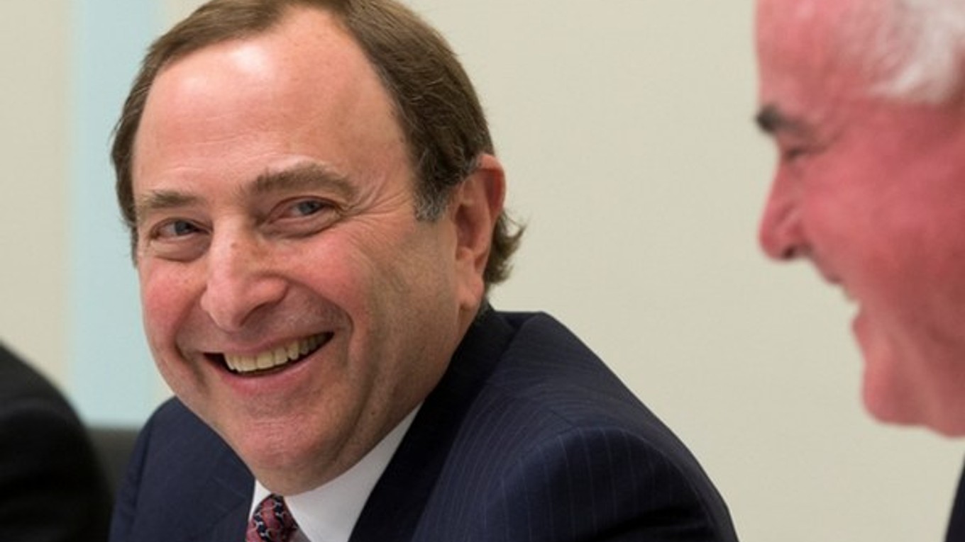 Komisár NHL Gary Bettman.