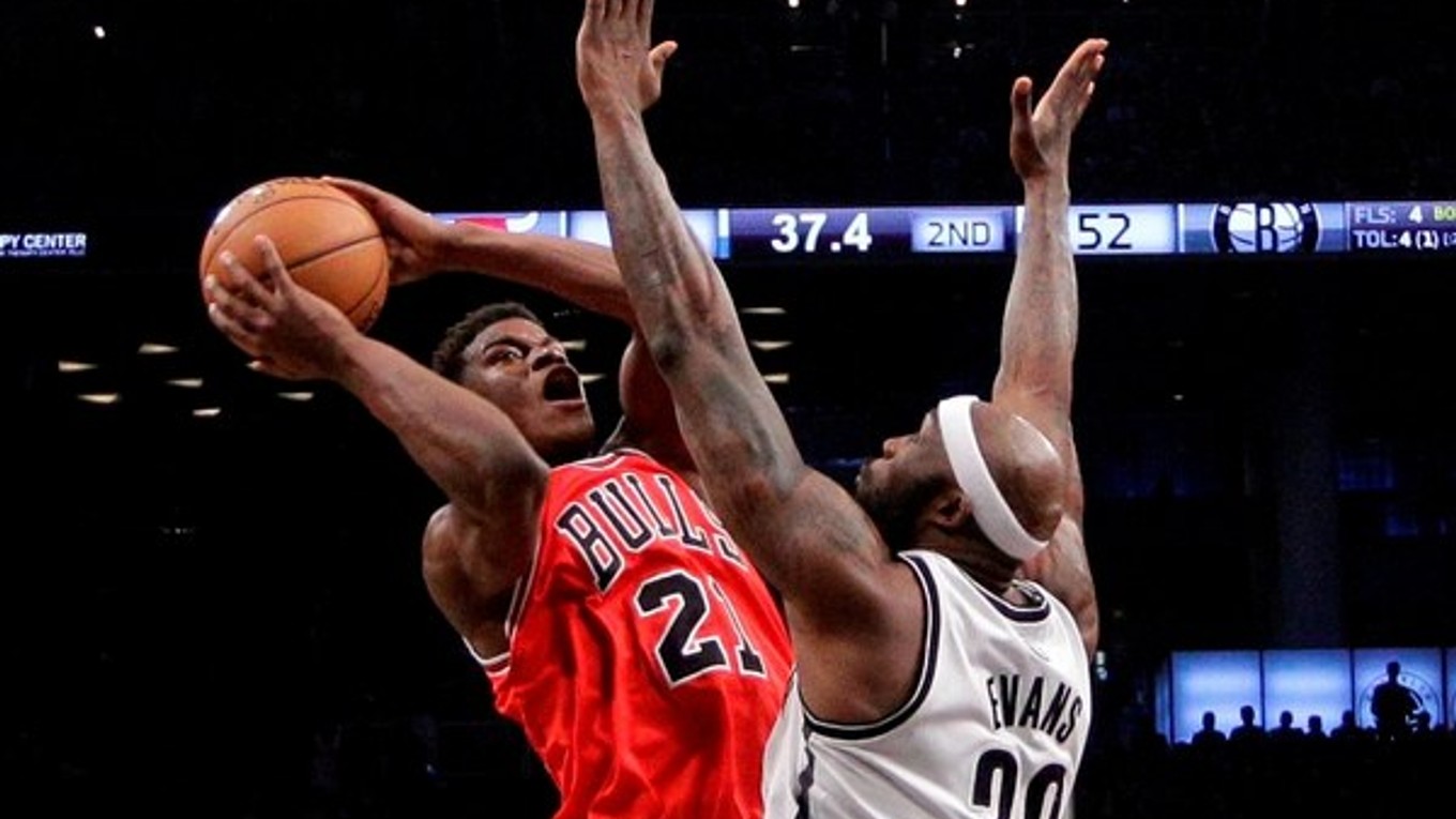 Jimmy Butler (vľavo) zo Chicaga a Reggie Evans z Brooklynu.