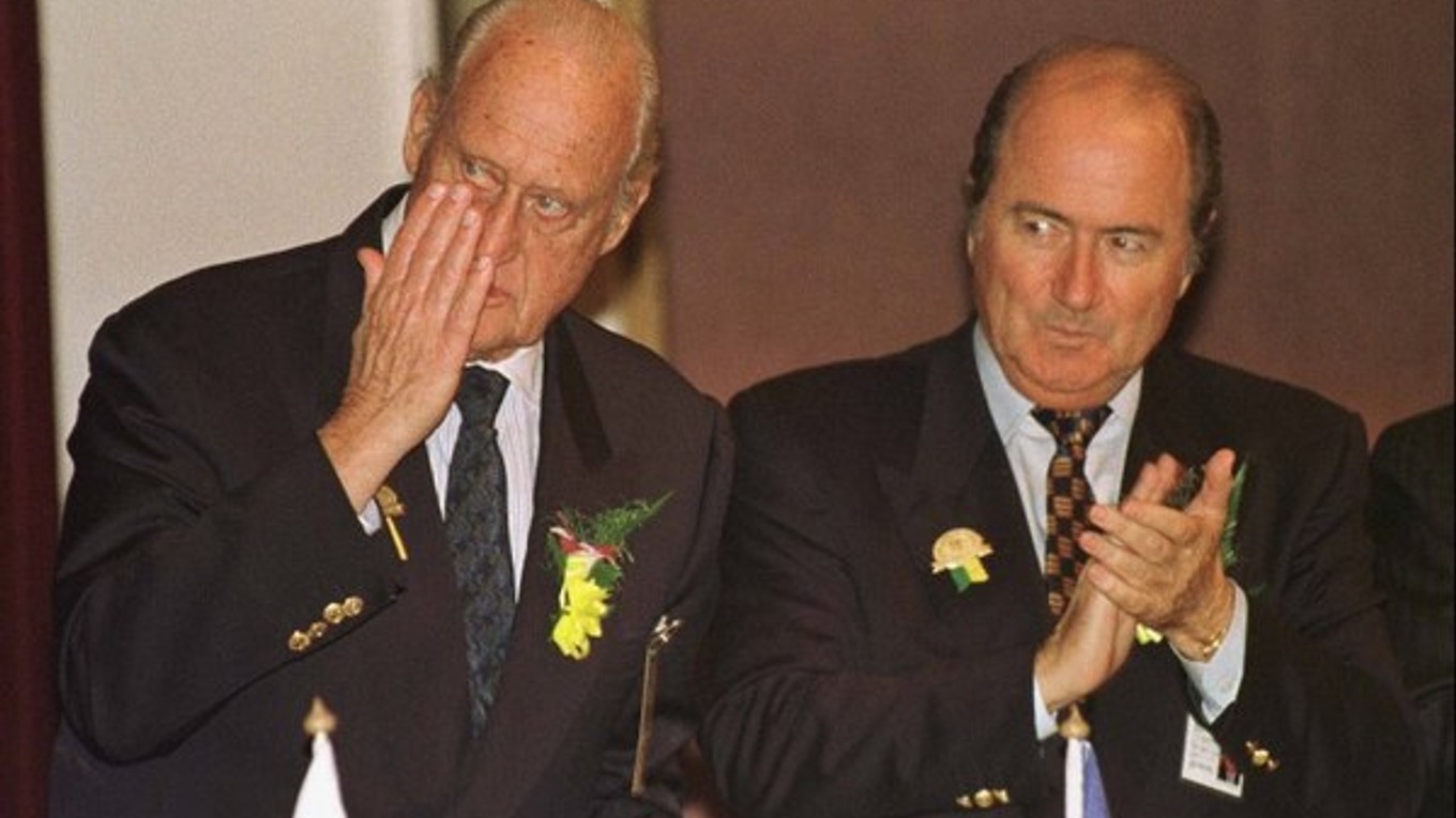 Joao Havelange (vľavo) a generálny sekretár FIFA Sepp Blatter.