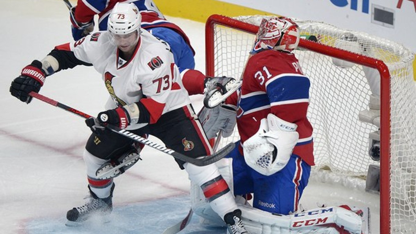 Hráč Montrealu Tinordi naráža korčulou do masky brankára Pricea.