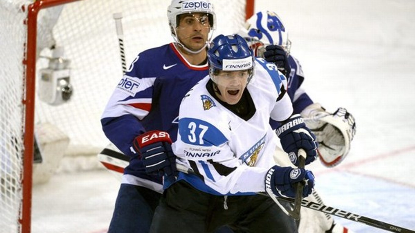 Fínsky hokejista Juha-Pekka Haataja (v popredí) a Francúz Vincent Bachet.